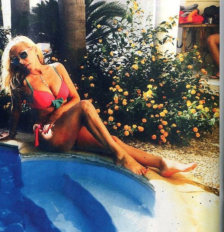 Η Εφη Σαρρή με ροζ μπικίνι ποζάρει πλάι στην πισίνα της [εικόνες] | iefimerida.gr 0