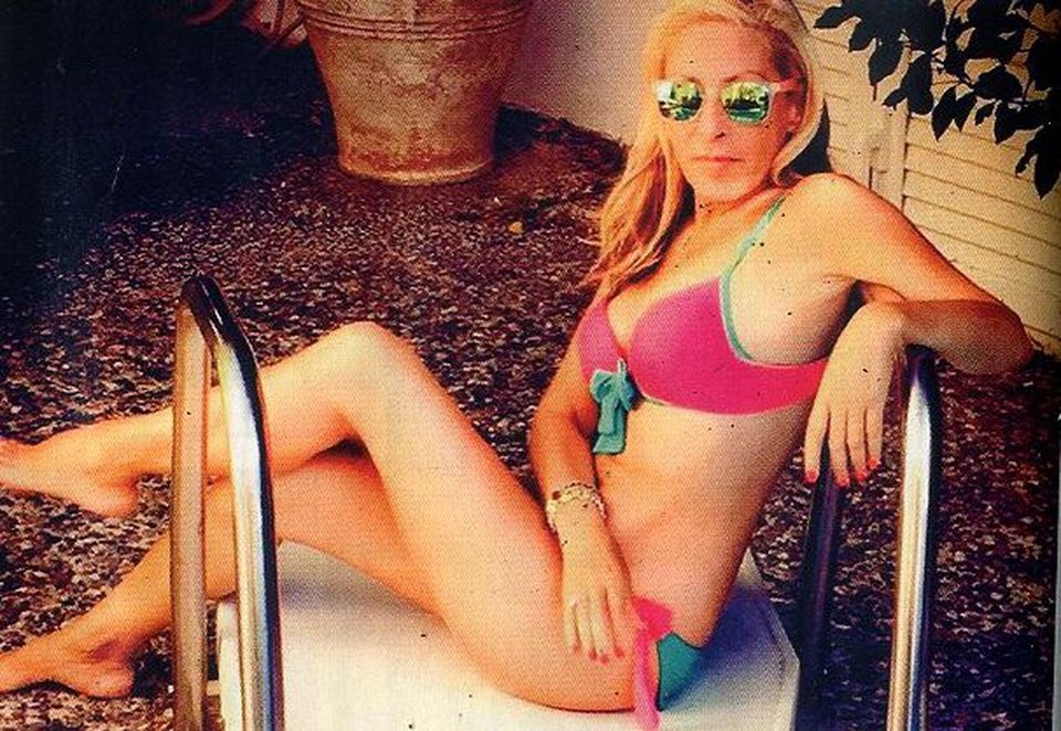 Η Εφη Σαρρή με ροζ μπικίνι ποζάρει πλάι στην πισίνα της [εικόνες] | iefimerida.gr 3