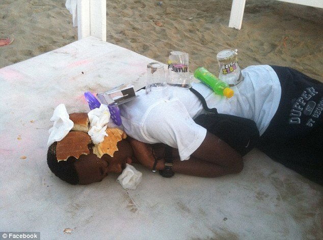 Εκτός ορίων νεαροί Βρετανοί στην Κέρκυρα - Εφτιαξαν σελίδα στο Facebook με τα όργιά τους στον Κάβο [εικόνες]  | iefimerida.gr 10