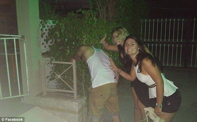 Εκτός ορίων νεαροί Βρετανοί στην Κέρκυρα - Εφτιαξαν σελίδα στο Facebook με τα όργιά τους στον Κάβο [εικόνες]  | iefimerida.gr 11