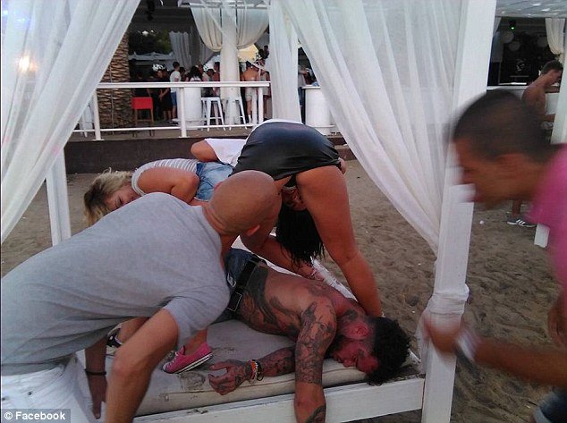 Εκτός ορίων νεαροί Βρετανοί στην Κέρκυρα - Εφτιαξαν σελίδα στο Facebook με τα όργιά τους στον Κάβο [εικόνες]  | iefimerida.gr 13