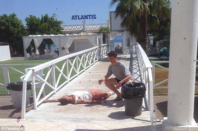 Εκτός ορίων νεαροί Βρετανοί στην Κέρκυρα - Εφτιαξαν σελίδα στο Facebook με τα όργιά τους στον Κάβο [εικόνες]  | iefimerida.gr 4