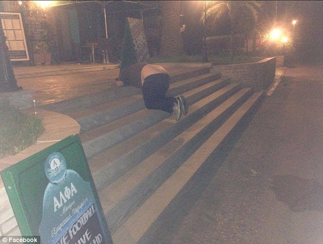 Εκτός ορίων νεαροί Βρετανοί στην Κέρκυρα - Εφτιαξαν σελίδα στο Facebook με τα όργιά τους στον Κάβο [εικόνες]  | iefimerida.gr 5