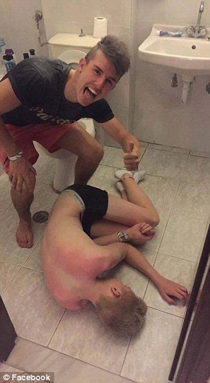 Εκτός ορίων νεαροί Βρετανοί στην Κέρκυρα - Εφτιαξαν σελίδα στο Facebook με τα όργιά τους στον Κάβο [εικόνες]  | iefimerida.gr 8