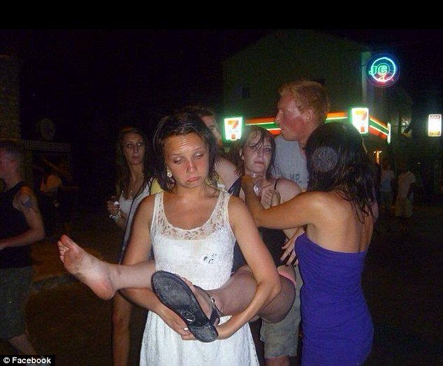 Εκτός ορίων νεαροί Βρετανοί στην Κέρκυρα - Εφτιαξαν σελίδα στο Facebook με τα όργιά τους στον Κάβο [εικόνες]  | iefimerida.gr 9