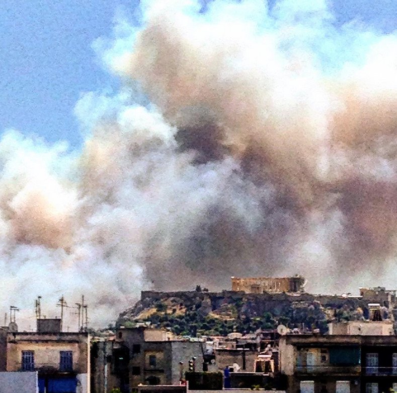 Εικόνες θλίψης: Η Ακρόπολη πνιγμένη στον μαύρο καπνό από την πυρκαγιά στον Υμηττό [εικόνες] | iefimerida.gr 2