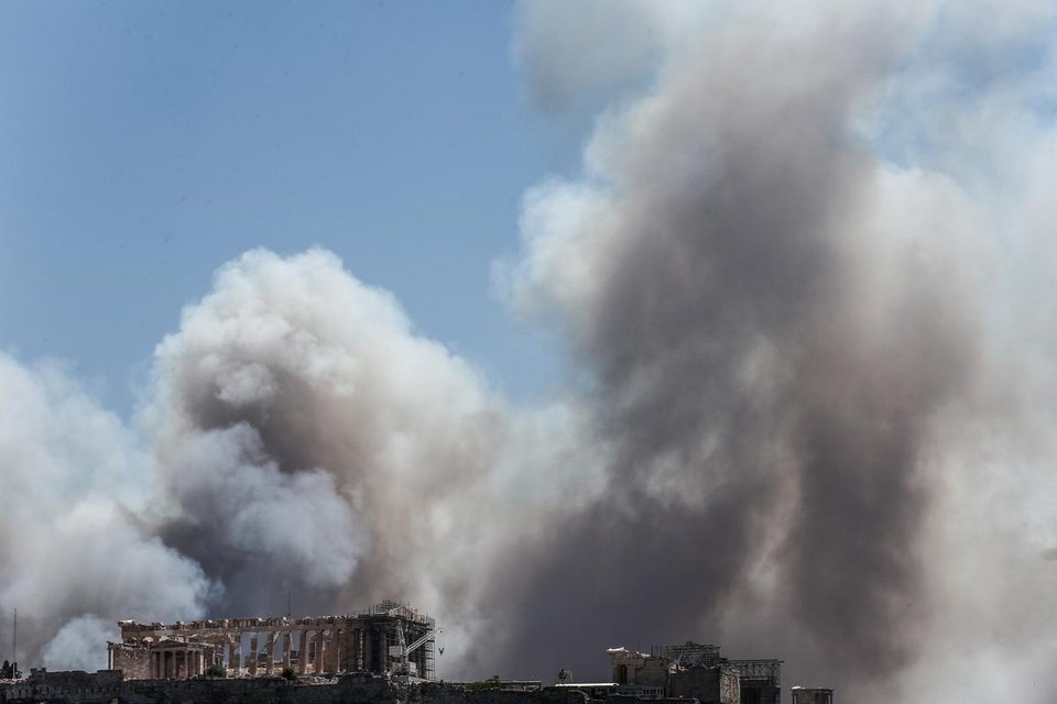 Εικόνες θλίψης: Η Ακρόπολη πνιγμένη στον μαύρο καπνό από την πυρκαγιά στον Υμηττό [εικόνες] | iefimerida.gr 1