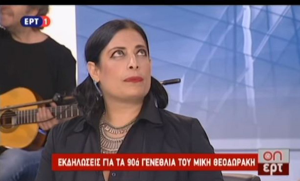 Αγνώριστη η τραγουδίστρια Αλέξια - Με μαύρα μαλλιά και κοτσιδάκια [εικόνες] | iefimerida.gr 1