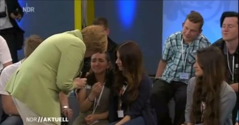 Σόκαρε και τη Γερμανία: Η Μέρκελ κάνει μικρή Παλαιστίνια να κλαίει -Δείτε γιατί [βίντεο] | iefimerida.gr 2