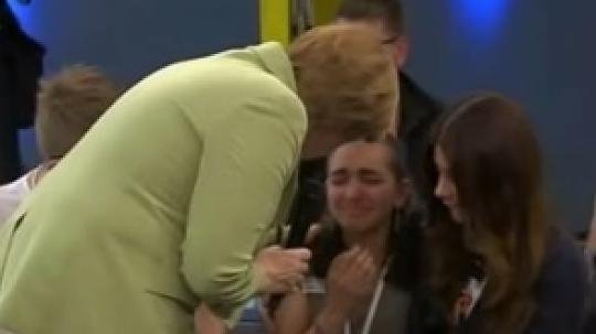 Σόκαρε και τη Γερμανία: Η Μέρκελ κάνει μικρή Παλαιστίνια να κλαίει -Δείτε γιατί [βίντεο] | iefimerida.gr 3