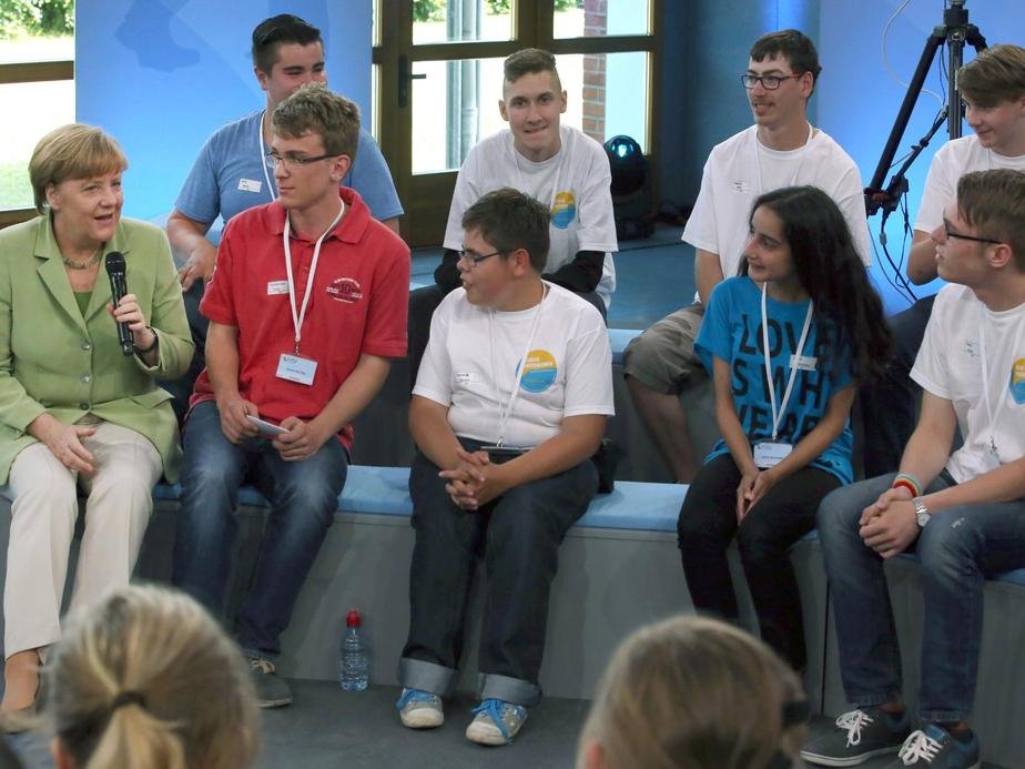 Σόκαρε και τη Γερμανία: Η Μέρκελ κάνει μικρή Παλαιστίνια να κλαίει -Δείτε γιατί [βίντεο] | iefimerida.gr 6