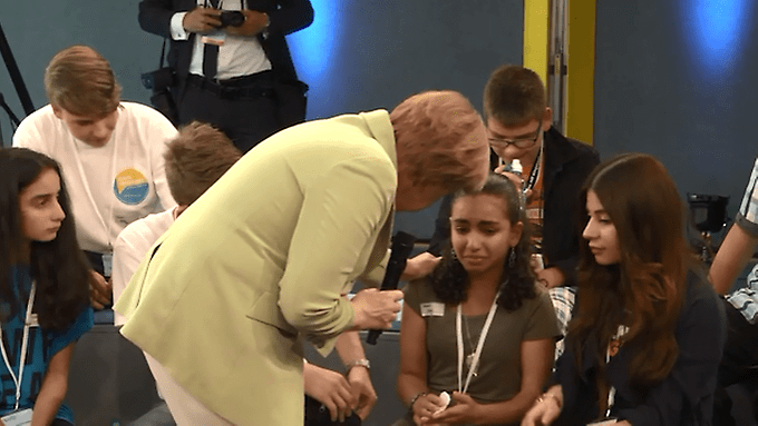 Σόκαρε και τη Γερμανία: Η Μέρκελ κάνει μικρή Παλαιστίνια να κλαίει -Δείτε γιατί [βίντεο] | iefimerida.gr 5