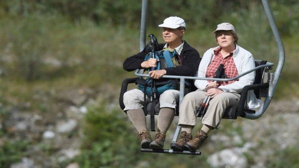 Αχτένιστη, με καρό πουκάμισο και τζόκεϊ η Μέρκελ - Διακοπές στο βουνό [εικόνες] | iefimerida.gr 2