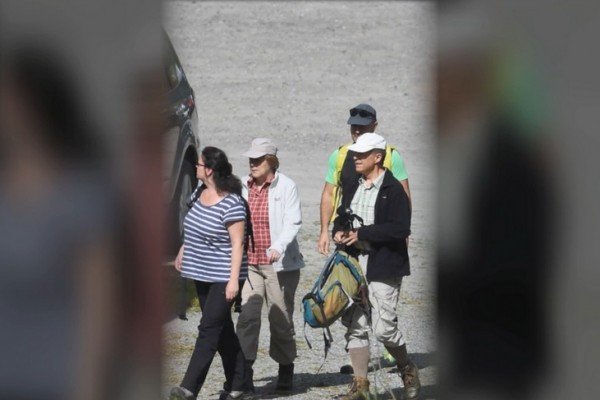 Αχτένιστη, με καρό πουκάμισο και τζόκεϊ η Μέρκελ - Διακοπές στο βουνό [εικόνες] | iefimerida.gr 1