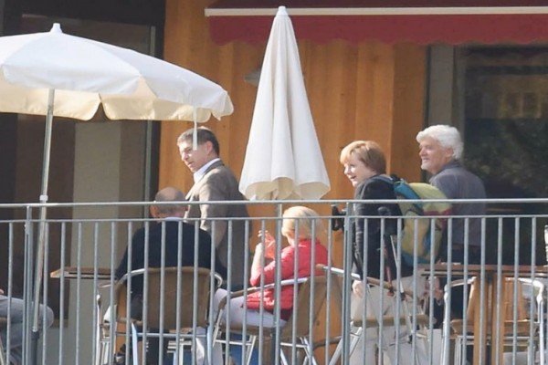 Αχτένιστη, με καρό πουκάμισο και τζόκεϊ η Μέρκελ - Διακοπές στο βουνό [εικόνες] | iefimerida.gr 3