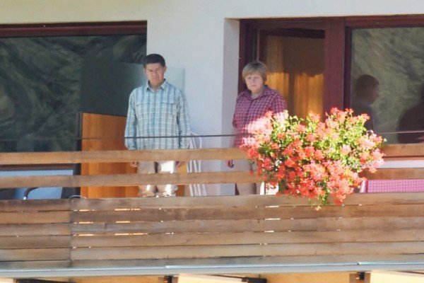 Αχτένιστη, με καρό πουκάμισο και τζόκεϊ η Μέρκελ - Διακοπές στο βουνό [εικόνες] | iefimerida.gr 6