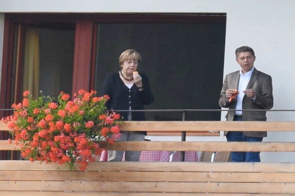 Αχτένιστη, με καρό πουκάμισο και τζόκεϊ η Μέρκελ - Διακοπές στο βουνό [εικόνες] | iefimerida.gr 4