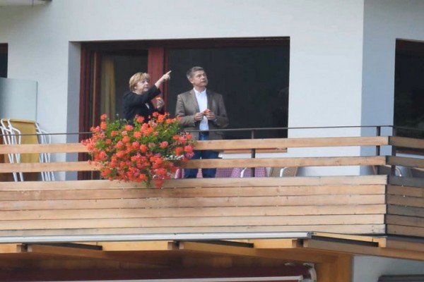 Αχτένιστη, με καρό πουκάμισο και τζόκεϊ η Μέρκελ - Διακοπές στο βουνό [εικόνες] | iefimerida.gr 5