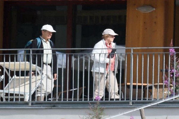 Αχτένιστη, με καρό πουκάμισο και τζόκεϊ η Μέρκελ - Διακοπές στο βουνό [εικόνες] | iefimerida.gr 0