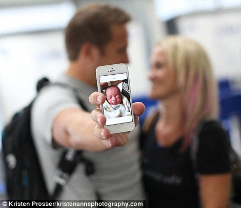 Ετσι είναι η ανιδιοτελής αγάπη: Ζευγάρι συναντά πρώτη φορά το μωρό που υιοθέτησε [εικόνες] | iefimerida.gr 1