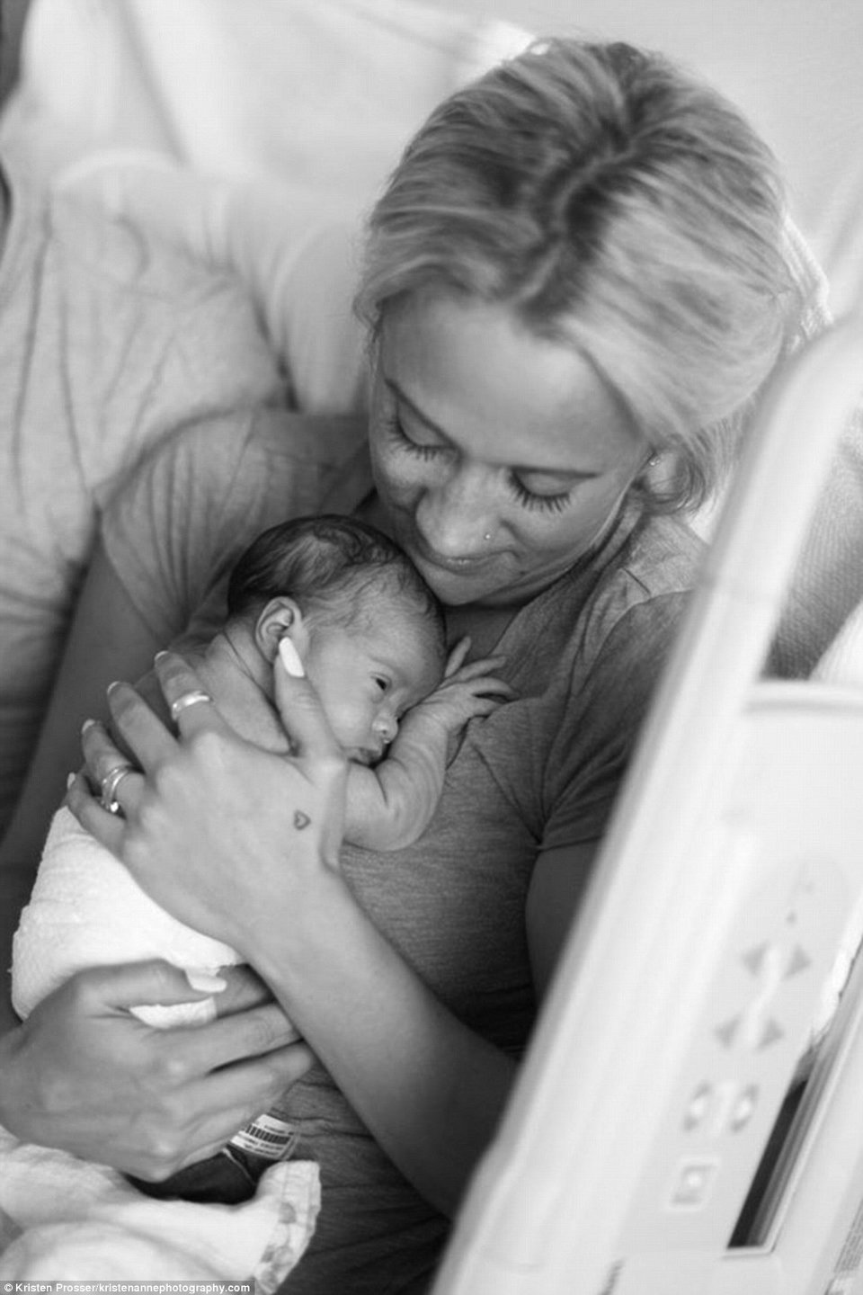 Ετσι είναι η ανιδιοτελής αγάπη: Ζευγάρι συναντά πρώτη φορά το μωρό που υιοθέτησε [εικόνες] | iefimerida.gr 7