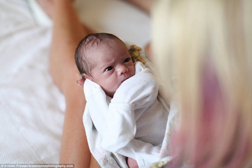 Ετσι είναι η ανιδιοτελής αγάπη: Ζευγάρι συναντά πρώτη φορά το μωρό που υιοθέτησε [εικόνες] | iefimerida.gr 8