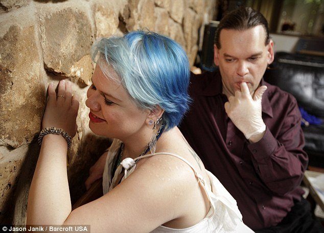 Γυρίζει παντού και της πίνουν το αίμα: Οι νεο-βρυκόλακες της Αμερικής [εικόνες] | iefimerida.gr 0