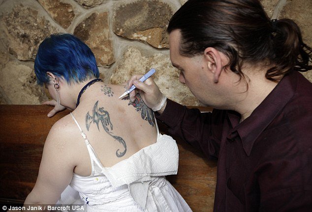 Γυρίζει παντού και της πίνουν το αίμα: Οι νεο-βρυκόλακες της Αμερικής [εικόνες] | iefimerida.gr 3