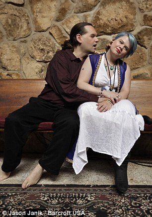 Γυρίζει παντού και της πίνουν το αίμα: Οι νεο-βρυκόλακες της Αμερικής [εικόνες] | iefimerida.gr 5