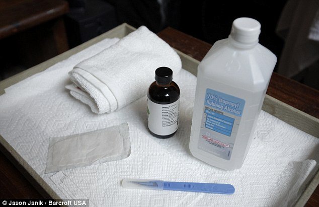 Γυρίζει παντού και της πίνουν το αίμα: Οι νεο-βρυκόλακες της Αμερικής [εικόνες] | iefimerida.gr 4