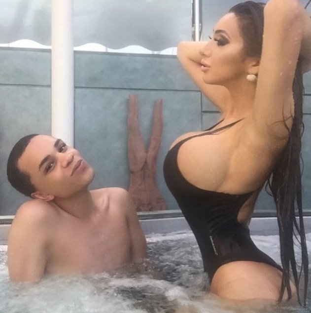 Σάλος: Πιλότος κάνει πάρτι με πορνοστάρ στο πιλοτήριο εν ώρα πτήσης! [εικόνες] | iefimerida.gr 3