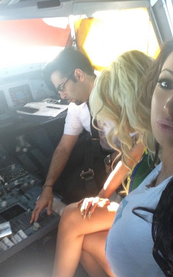 Σάλος: Πιλότος κάνει πάρτι με πορνοστάρ στο πιλοτήριο εν ώρα πτήσης! [εικόνες] | iefimerida.gr 0