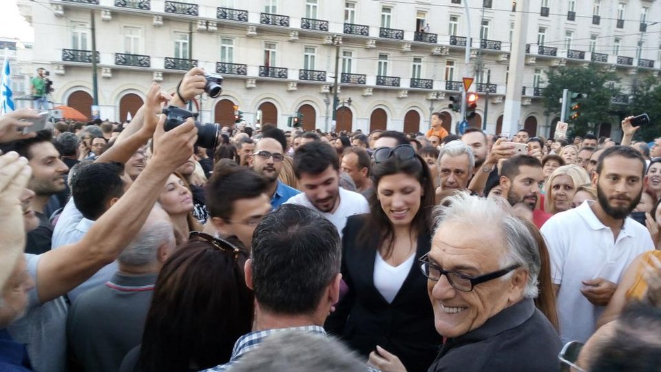 Η Ζωή Κωνσταντοπούλου στο Σύνταγμα με πάθος τραγουδά «Το ερωτικό» [εικόνες & βίντεο] | iefimerida.gr 0