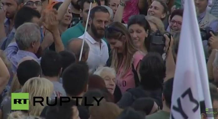 Η Ζωή Κωνσταντοπούλου στο Σύνταγμα με πάθος τραγουδά «Το ερωτικό» [εικόνες & βίντεο] | iefimerida.gr 1