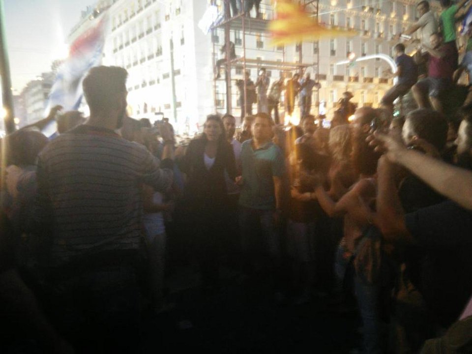 Η Ζωή Κωνσταντοπούλου στο Σύνταγμα με πάθος τραγουδά «Το ερωτικό» [εικόνες & βίντεο] | iefimerida.gr 2