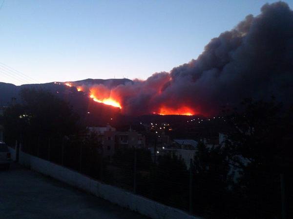 Ανεξέλεγκτη η φωτιά στη Νεάπολη Λακωνίας: Νεκρός ένας 58χρονος - Καίγονται καταστήματα μέσα στην πόλη [εικόνες & βίντεο] | iefimerida.gr 26
