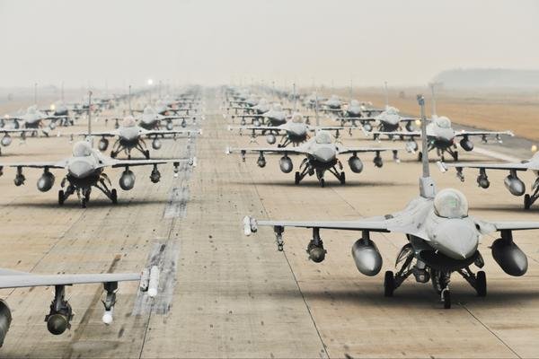 Το Τwitter «απογειώθηκε» με τον πιλότο του F-16 που «πήγε» σε τουρκικό ΑΤΜ | iefimerida.gr 0