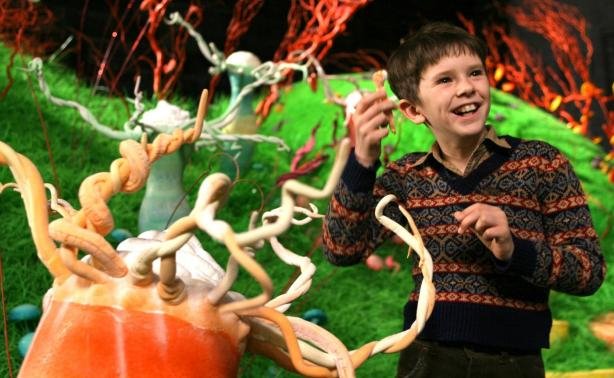 Αγνώριστος ο «Τσάρλι» από το εργοστάσιο σοκολάτας του Τιμ Μπάρτον [εικόνες]  | iefimerida.gr 1