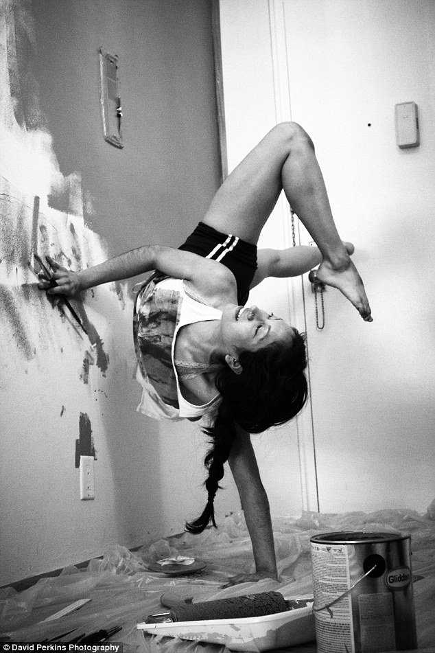 Η ζωή μιας μπαλαρίνας εκτός σκηνής - Κάνουν δουλειές στις μύτες ή με τα πόδια δεμένα... κόμπους [εικόνες] | iefimerida.gr 2