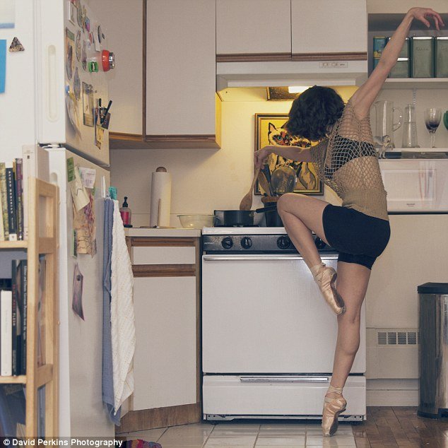 Η ζωή μιας μπαλαρίνας εκτός σκηνής - Κάνουν δουλειές στις μύτες ή με τα πόδια δεμένα... κόμπους [εικόνες] | iefimerida.gr 9