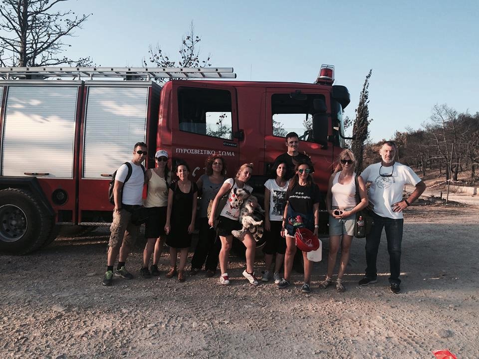 Μια συγκινητική πρωτοβουλία: Βάζουν νερό και τροφή για τα ζώα που επέζησαν από τη πυρκαγιά στον Υμηττό [εικόνες]  | iefimerida.gr 4