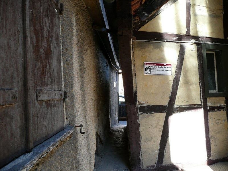 Ο πιο στενός δρόμος του κόσμου βρίσκεται στη Γερμανία -Εχει πλάτος μόλις 31 εκατοστά  [εικόνες]  | iefimerida.gr 1