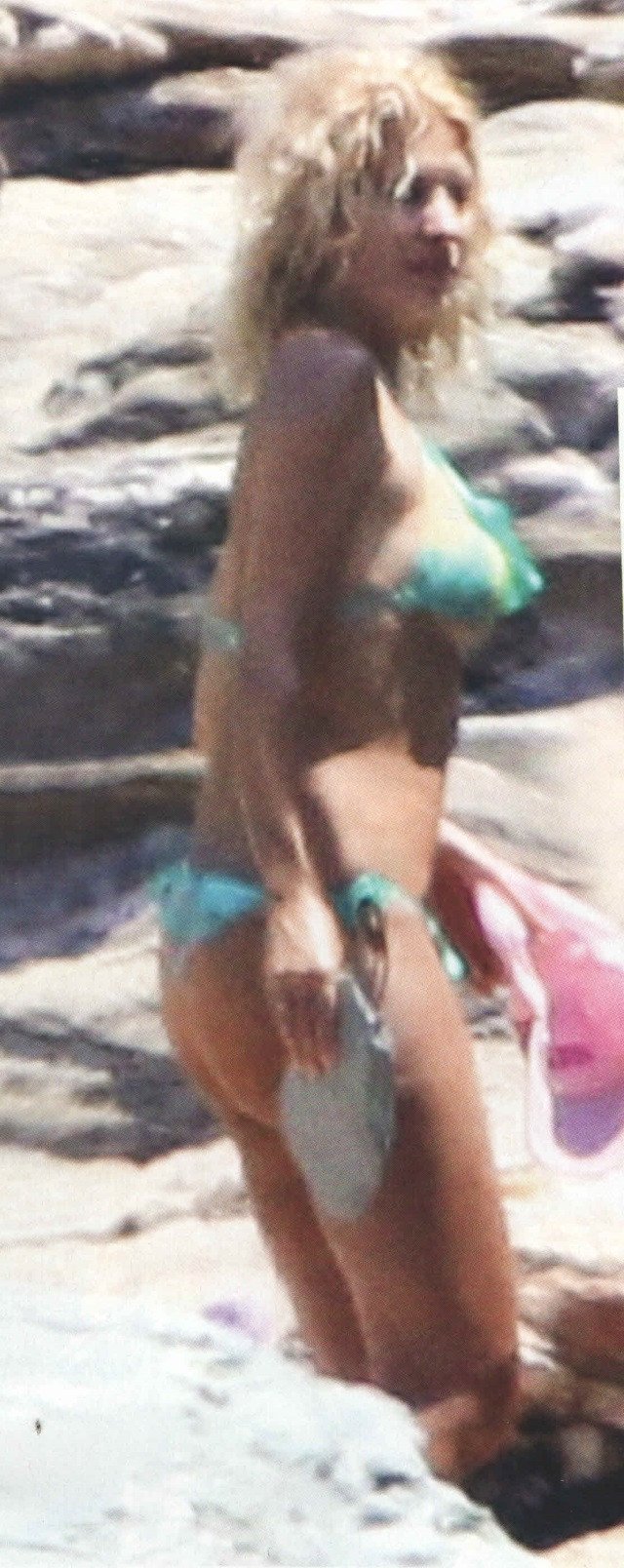 4 μήνες μετά τη γέννα: Η Μενεγάκη με μπικίνι, χωρίς ρετούς [εικόνες] | iefimerida.gr 0