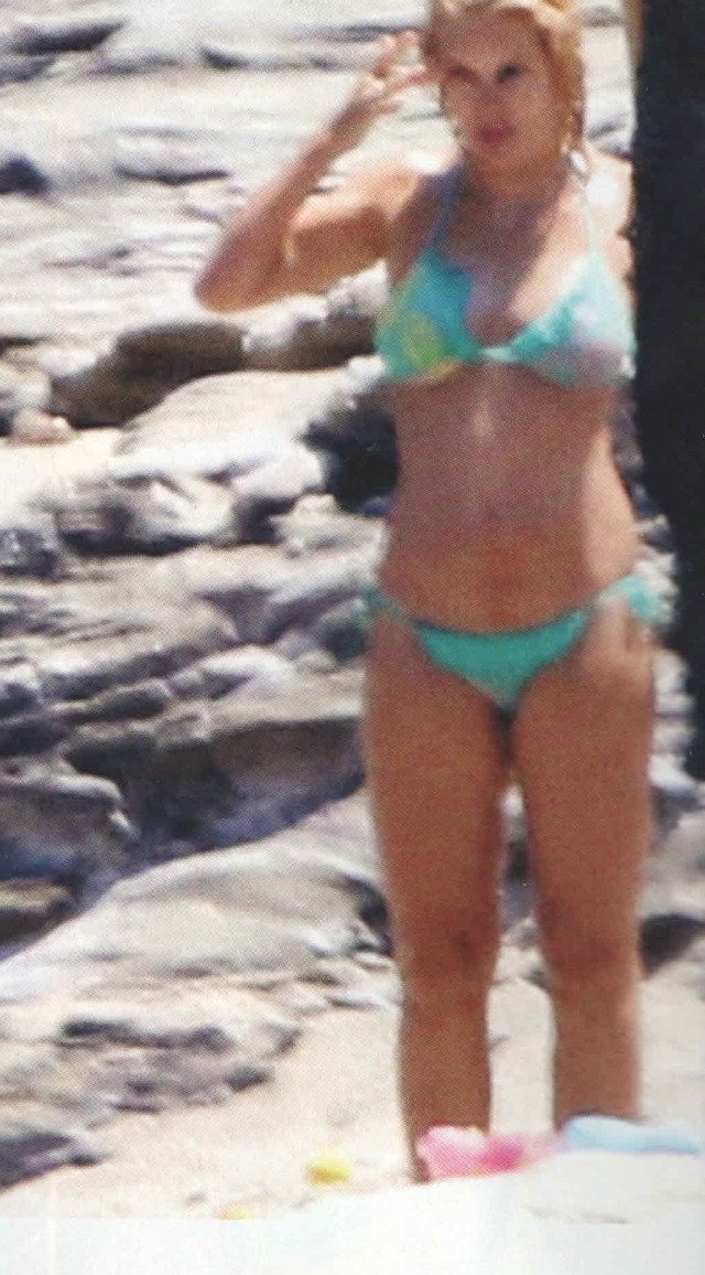 4 μήνες μετά τη γέννα: Η Μενεγάκη με μπικίνι, χωρίς ρετούς [εικόνες] | iefimerida.gr 1