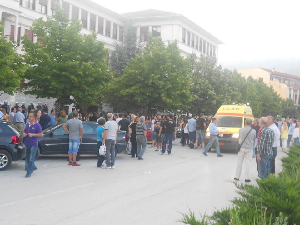 Οπαδοί του Οχι επιτέθηκαν στον περιφερειάρχη Ηπείρου με αβγά και γιαούρτια [εικόνες]  | iefimerida.gr 0