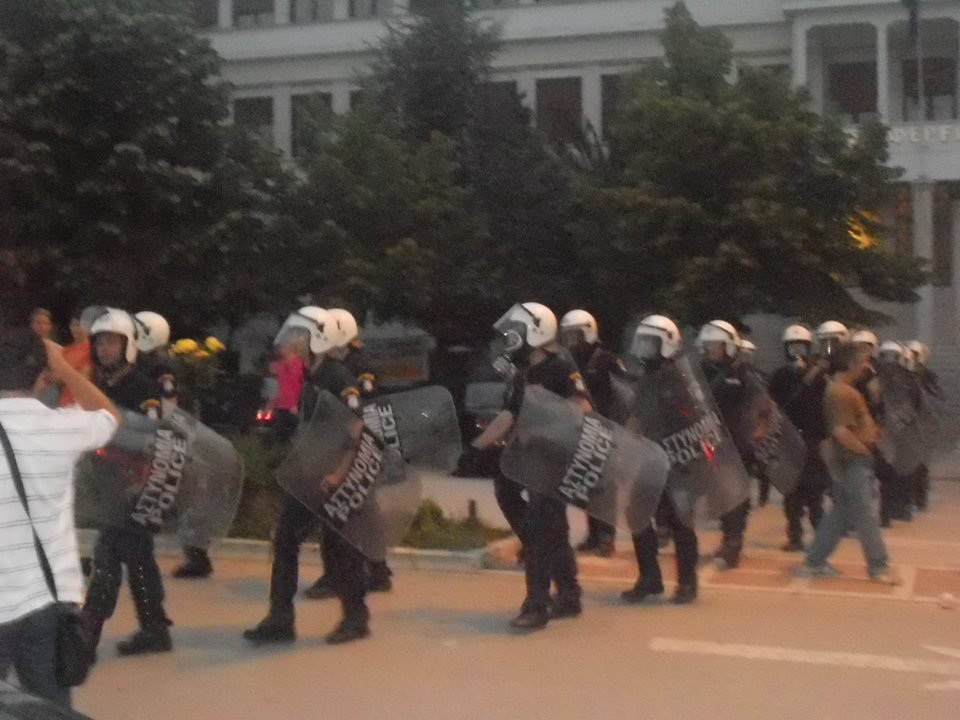 Οπαδοί του Οχι επιτέθηκαν στον περιφερειάρχη Ηπείρου με αβγά και γιαούρτια [εικόνες]  | iefimerida.gr 1