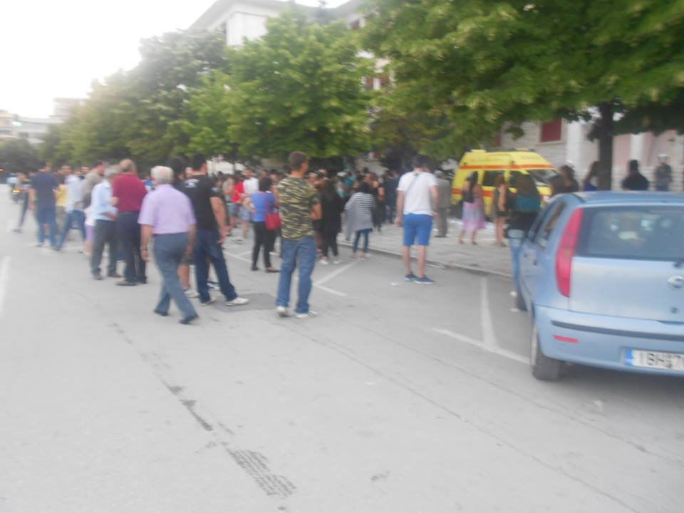 Οπαδοί του Οχι επιτέθηκαν στον περιφερειάρχη Ηπείρου με αβγά και γιαούρτια [εικόνες]  | iefimerida.gr 2