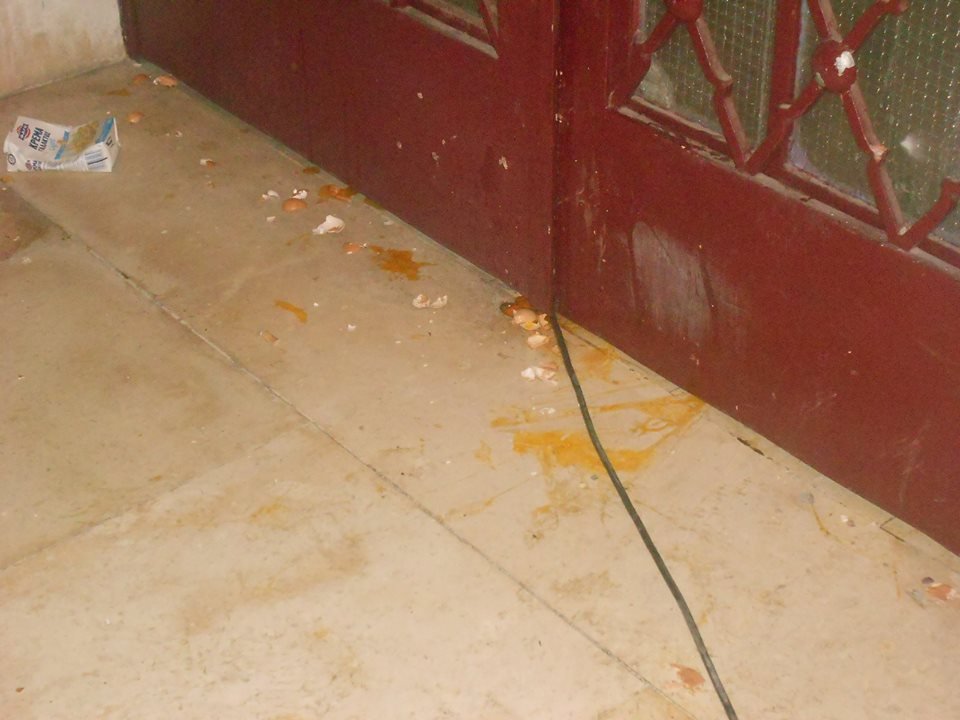 Οπαδοί του Οχι επιτέθηκαν στον περιφερειάρχη Ηπείρου με αβγά και γιαούρτια [εικόνες]  | iefimerida.gr 3