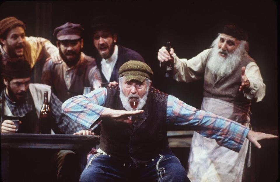 Πέθανε ο πρωταγωνιστής του «Βιολιστή στη στέγη» Θίοντορ Μπίκελ [εικόνες] | iefimerida.gr 0