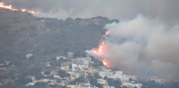 Ανεξέλεγκτη η φωτιά στη Νεάπολη Λακωνίας: Νεκρός ένας 58χρονος - Καίγονται καταστήματα μέσα στην πόλη [εικόνες & βίντεο] | iefimerida.gr 33
